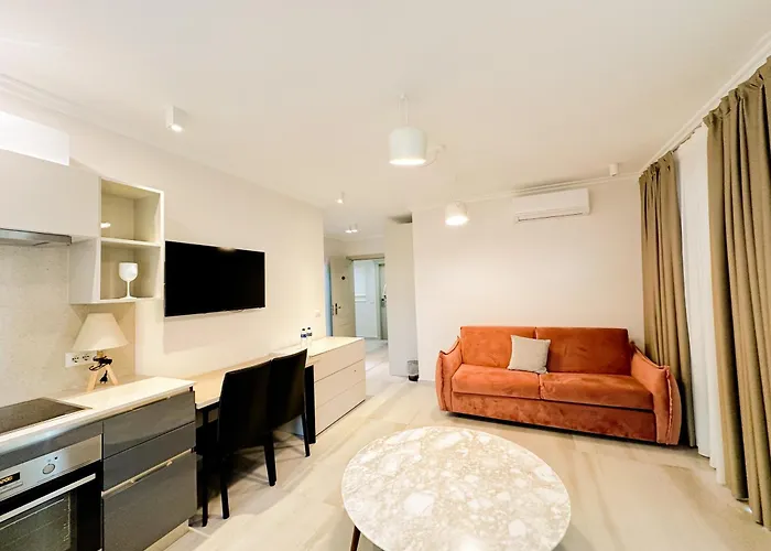 Luna & Golem (Tirana)