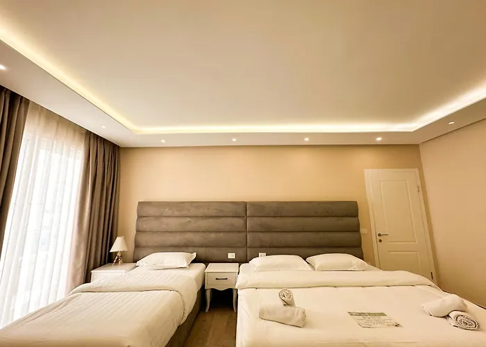 Luna & Golem (Tirana)